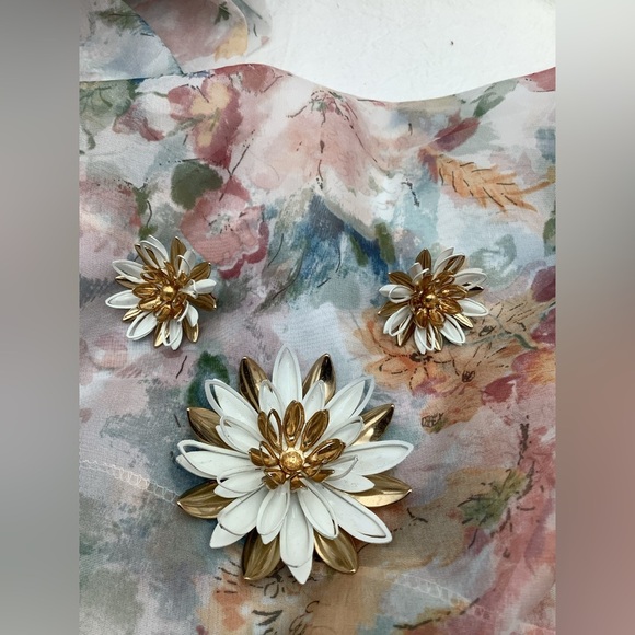 🎄🎄Vintage Sarah Coventry WaterLily 1966 Brooch Clip Earrings - Picture 5 of 6